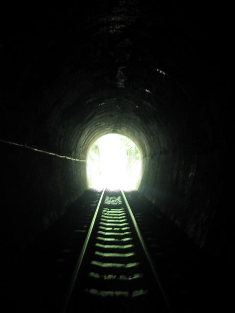 十分往大華的火車tunnel~ 